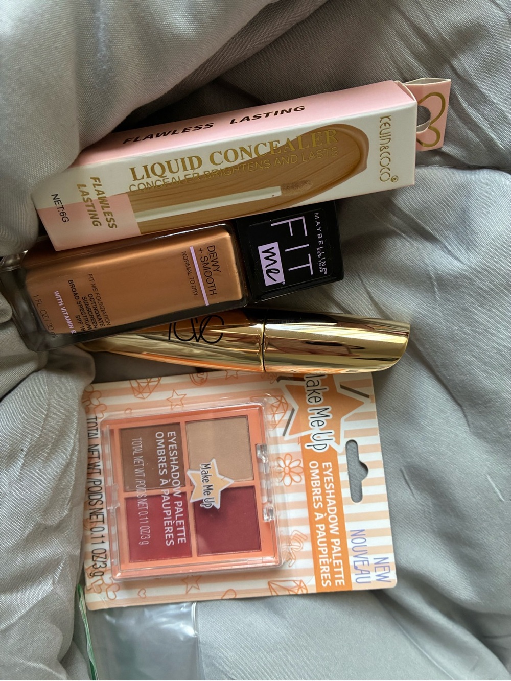 Maybelline Fit Me Dewy + Smooth Foundation & Peach Eyeshadow Palette